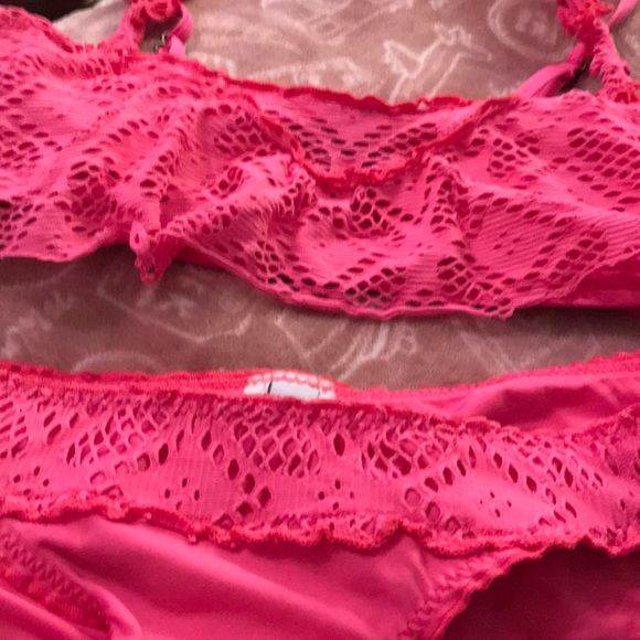 BECCA BIKINI HOT PINK W/LACE RUFFLES SIZE SP GREAT CONDITION! - Picture 2 of 4
